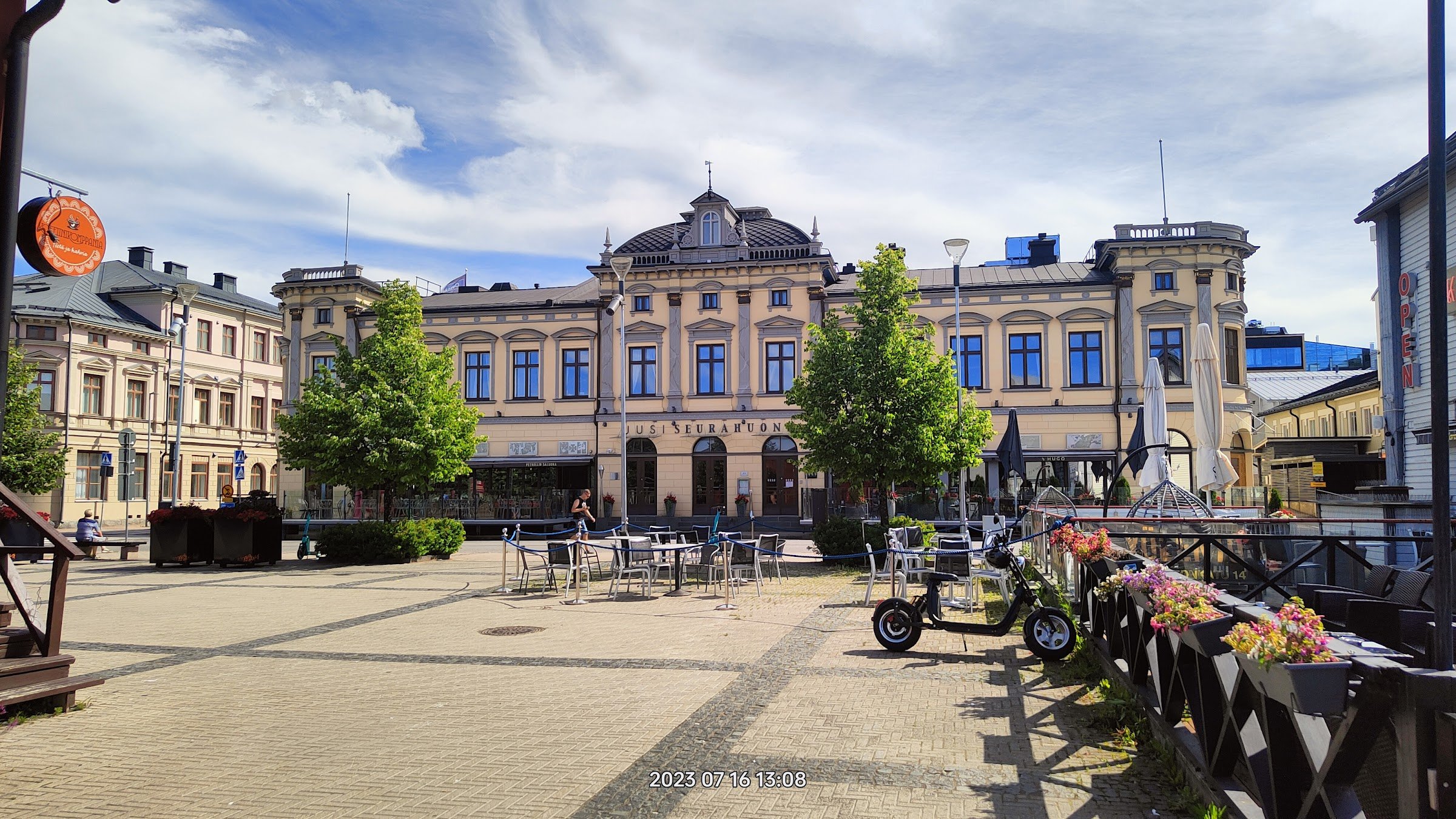 Toripolliisi (The Bobby at the Market Place)